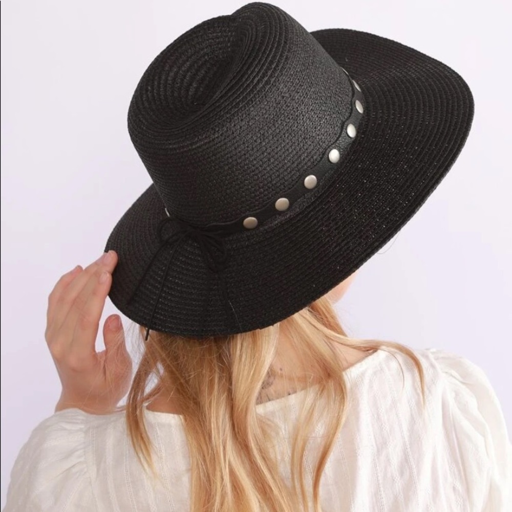 Boho/ Western straw hat w/ faux leather strap around it - Picture 9 of 9